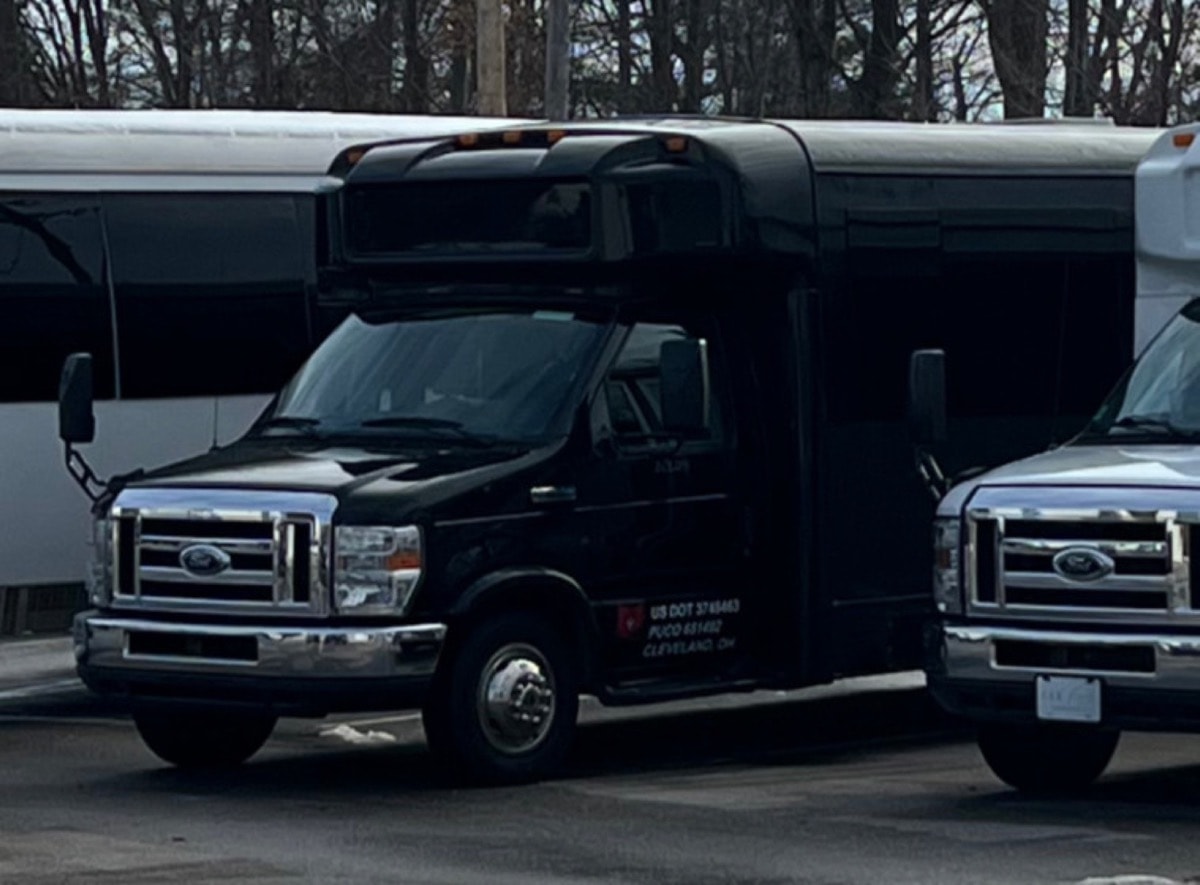 20 Passenger Bus – Black Diamond — photo 1